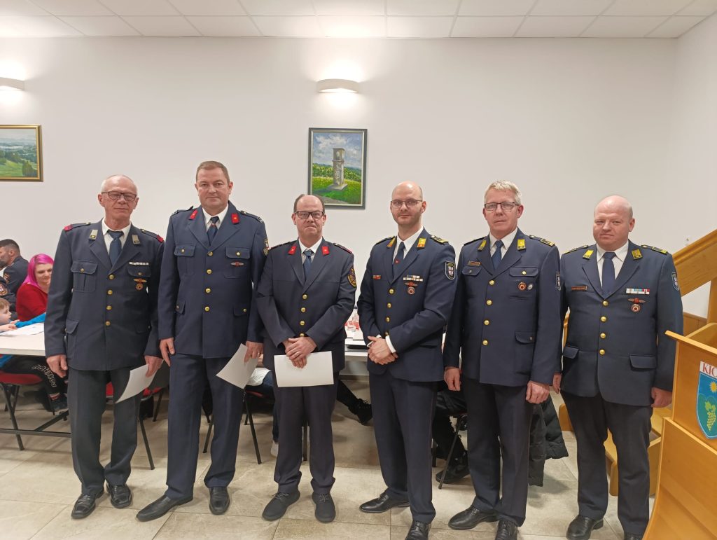 dobitniki značk za dolgoletno delo v operativi (z leve) Milan Volgemut, Roman Vojsk in Iztok Majcen z poveljnikom GPO Ptuj in predstavnikoma OGZ Ptuj