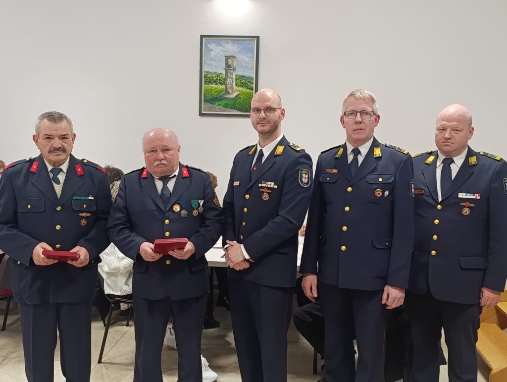 dobitnika plakete veterana (z leve) Miran Duh in Ivan Horvat z poveljnikom GPO Ptuj in predstavnikoma OGZ Ptuj